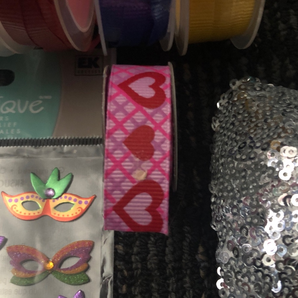 🛍️ Silver Sequin Bow with Colorful Ribbons - Picture 3 of 5